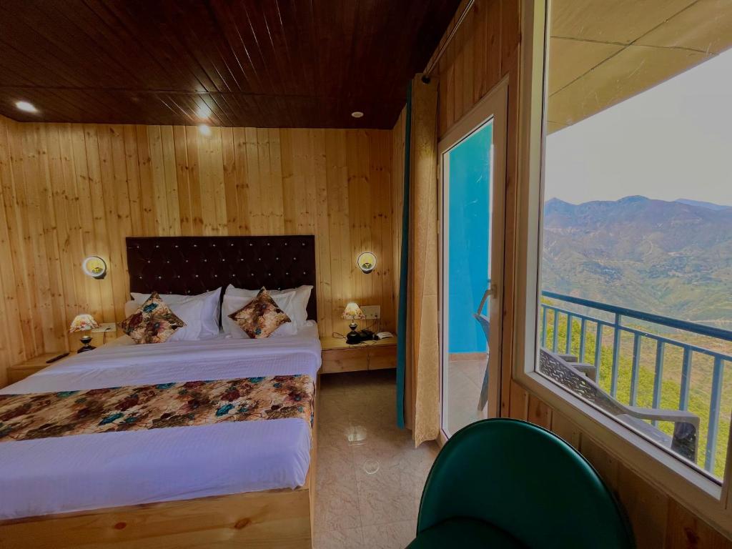 Postel nebo postele na pokoji v ubytování Nature Heaven Lodge, Mussoorie