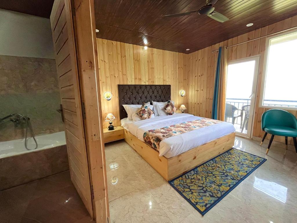 Postel nebo postele na pokoji v ubytování Nature Heaven Lodge, Mussoorie