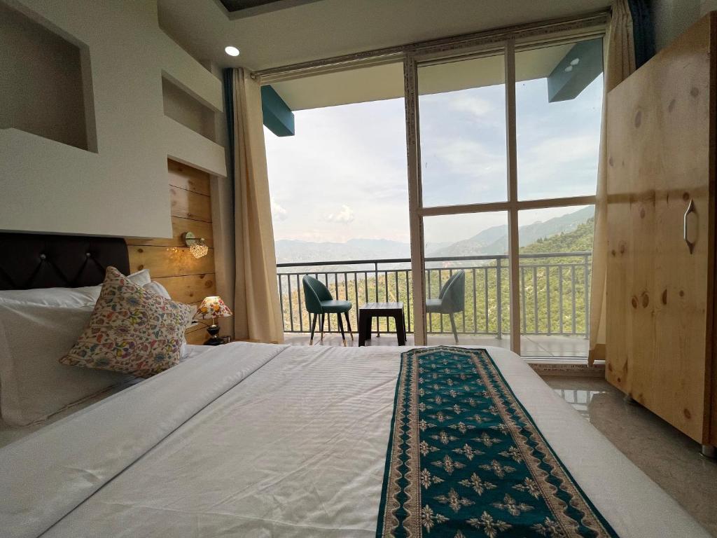 Postel nebo postele na pokoji v ubytování Nature Heaven Lodge, Mussoorie