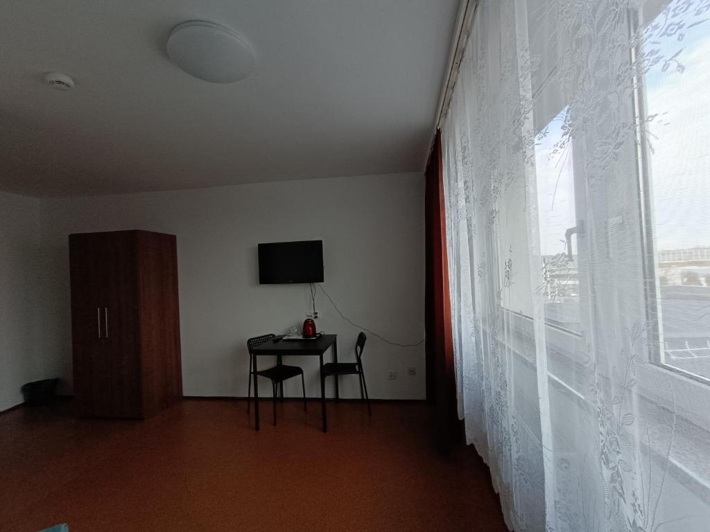 Televízia a/alebo spoločenská miestnosť v ubytovaní Twój Hostel Bytom