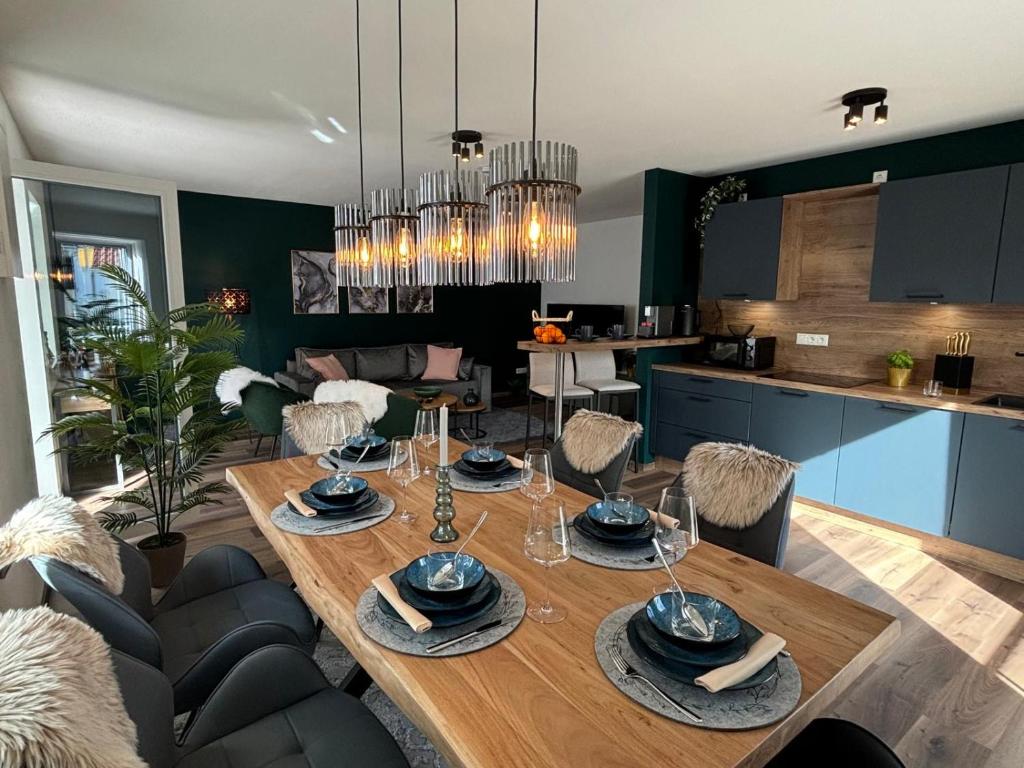 una sala da pranzo e una cucina con tavolo e sedie di bella casa Allgäu Apartments a Bad Wörishofen