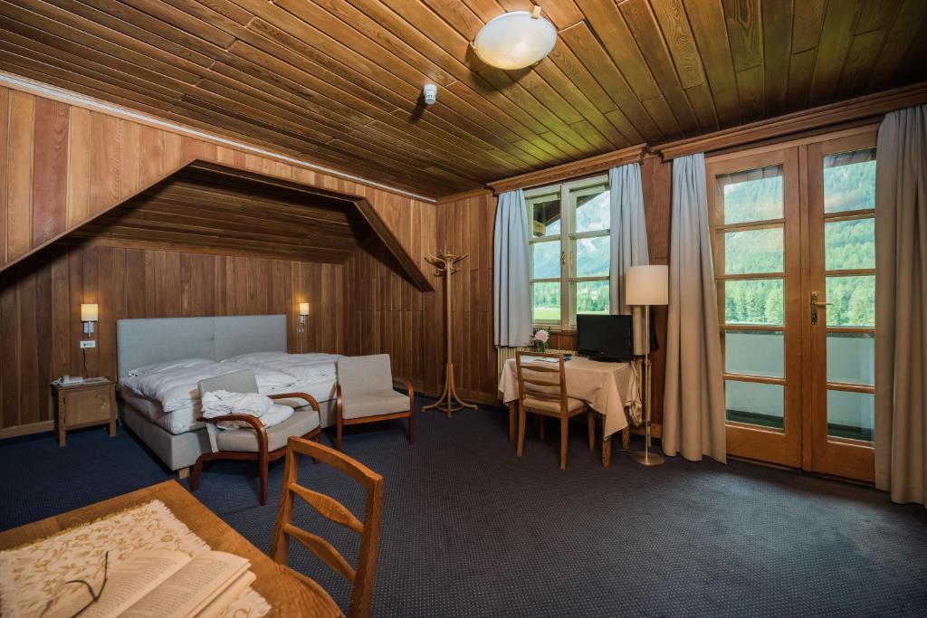 Televízia a/alebo spoločenská miestnosť v ubytovaní Hotel Tre Cime Sesto - Sexten