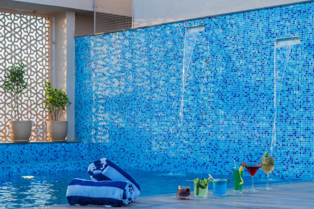 Bazén v ubytování Royal Prime - A City Center Boutique Hotel In Jaipur nebo v jeho okolí