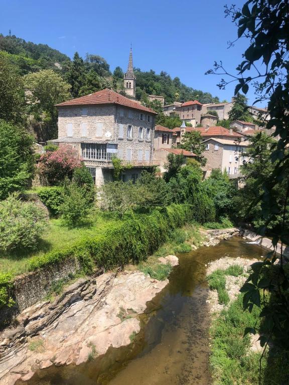 Photo de la galerie de l'établissement Charming Riverside Apartment, à Largentière