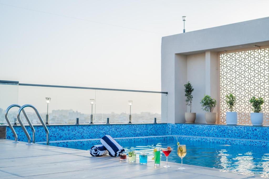 Bazén v ubytování Royal Prime - A City Center Boutique Hotel In Jaipur nebo v jeho okolí