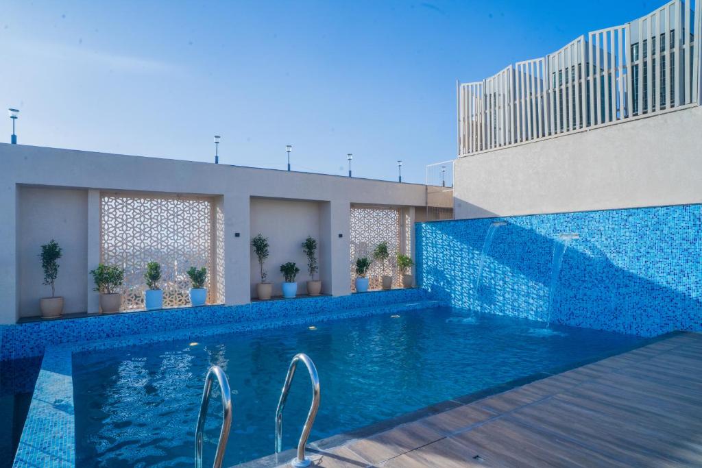 Bazén v ubytování Royal Prime - A City Center Boutique Hotel In Jaipur nebo v jeho okolí
