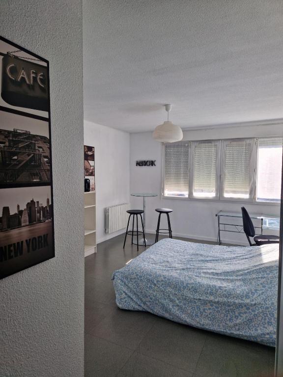 une chambre avec un lit, une table et des chaises dans l'établissement Studio proche IUT et Faculté Limoges, à Limoges