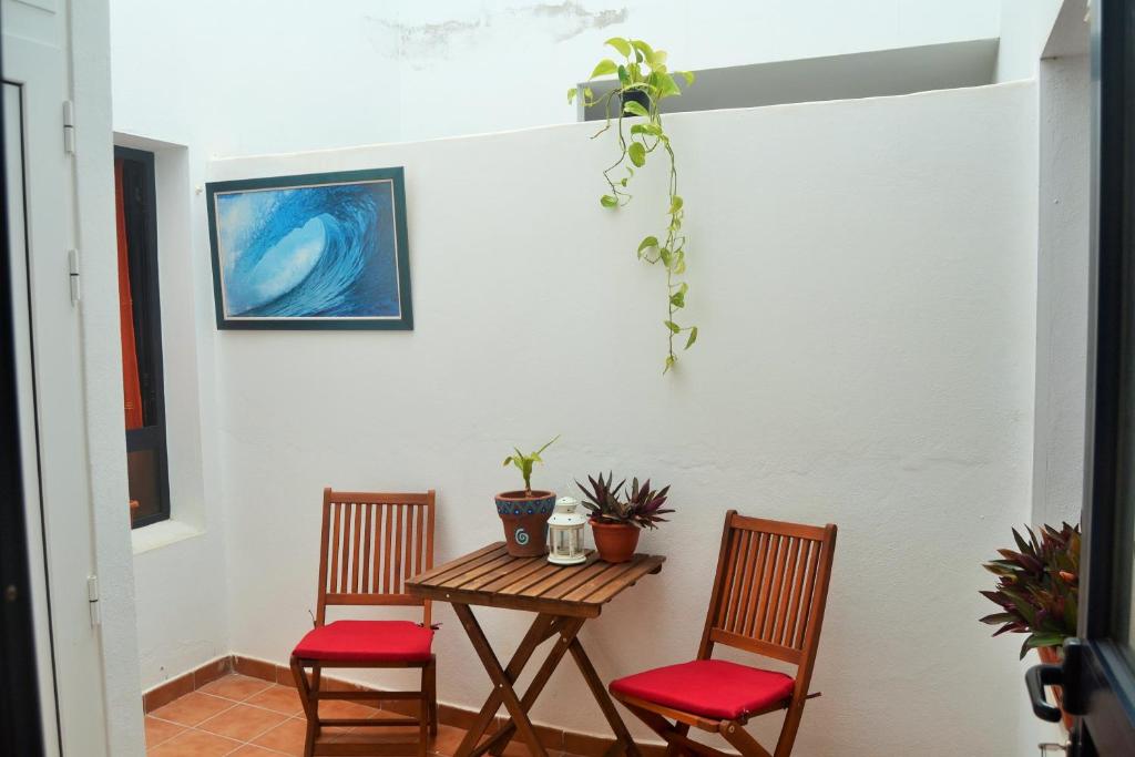 a table with two chairs and a table with plants at Casa Innès in Punta Mujeres