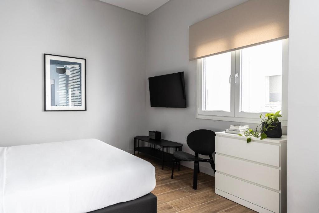 Elliot Petralona, Athens - 6