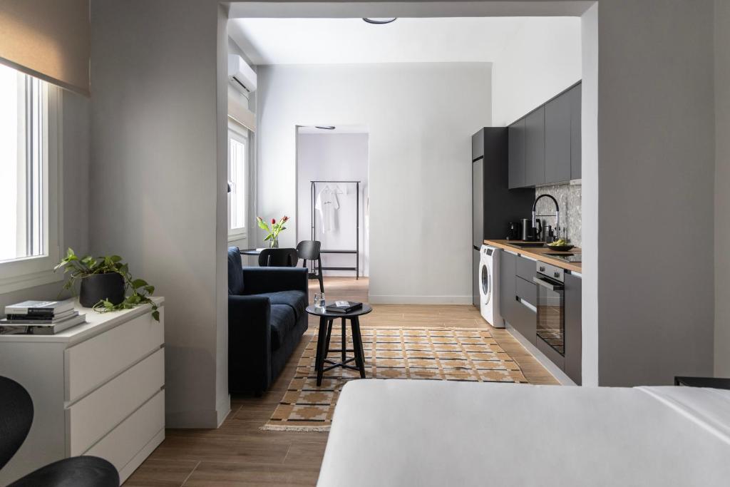 Elliot Petralona, Athens - 5