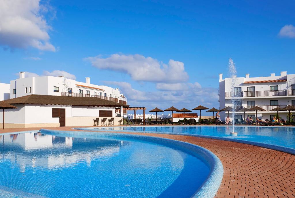 Bazén v ubytování Melia Dunas Beach Resort & Spa - All Inclusive nebo v jeho okolí