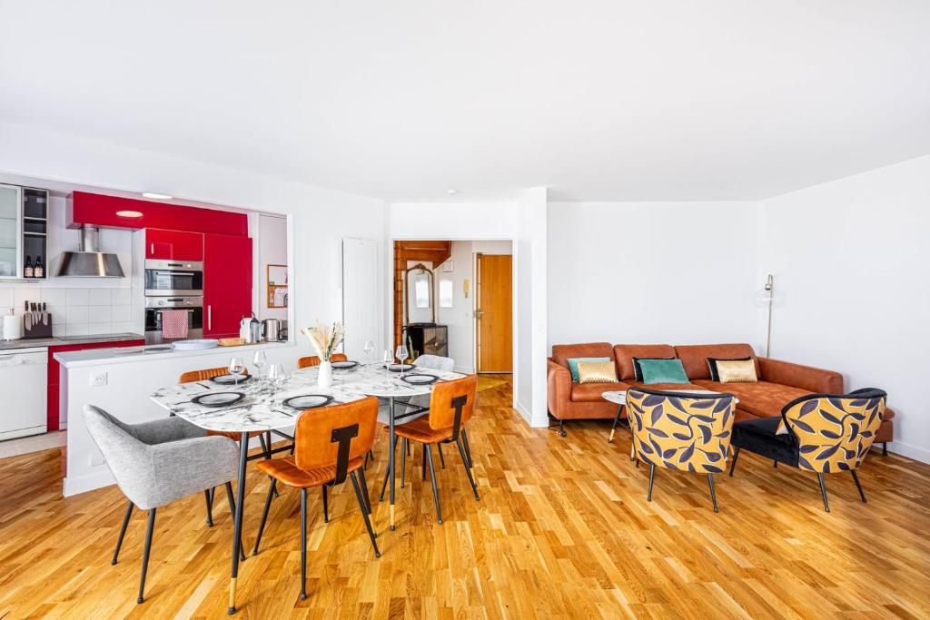 une cuisine et un salon avec une table et des chaises dans l'établissement GuestReady - Charming Family Duplex with a terrace, à Paris