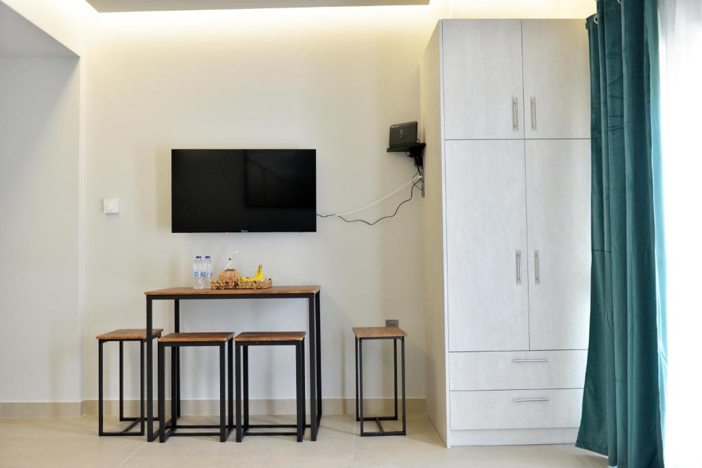 TV a/nebo společenská místnost v ubytování Krya Suites