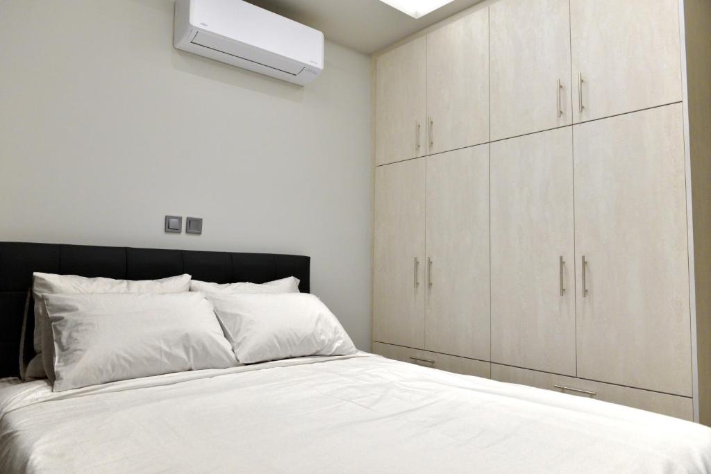 Postel nebo postele na pokoji v ubytování Krya Suites