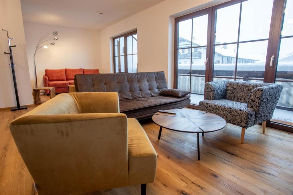 a living room with a couch and two chairs at Ferienwohnung Daniel in Garmisch-Partenkirchen