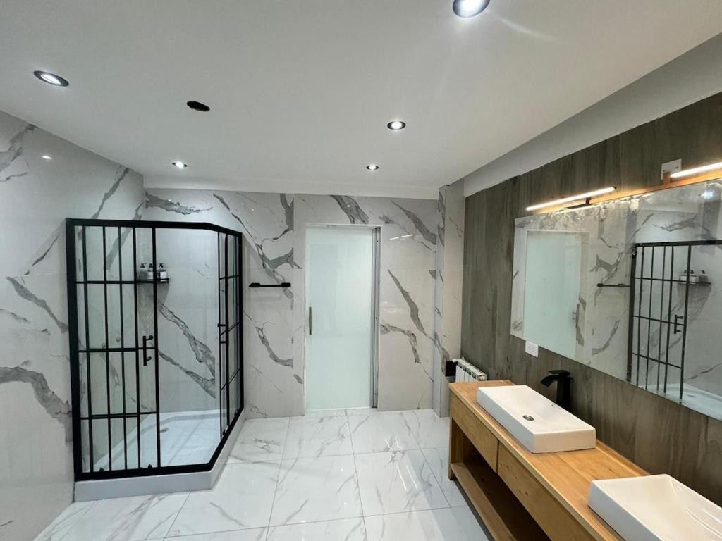 Ένα μπάνιο στο Exclusive luxury house in a great location - 12 guest