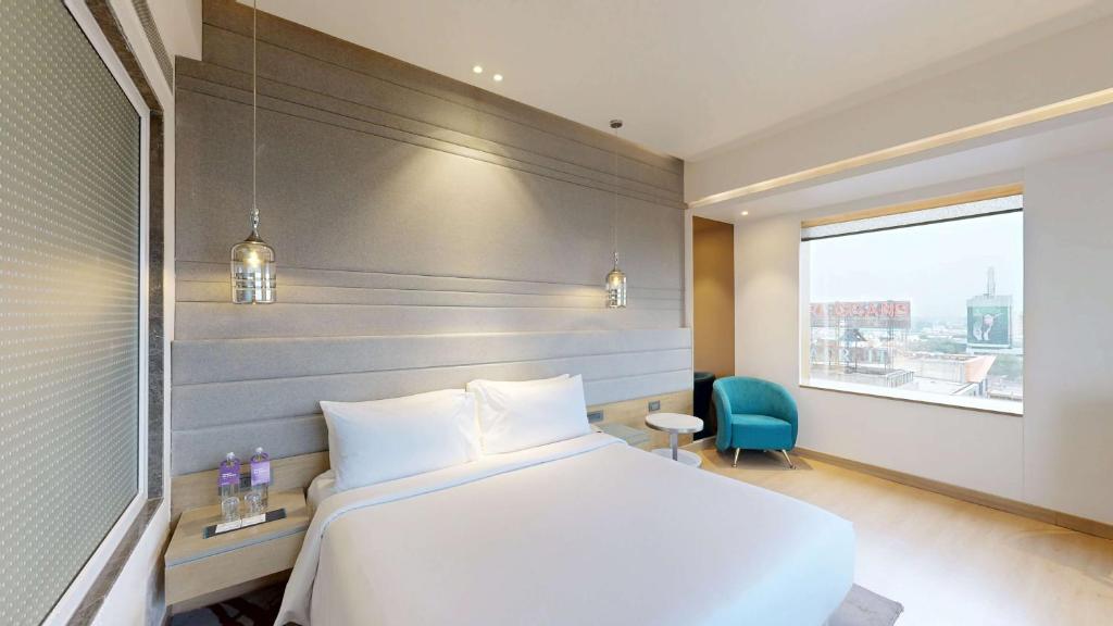 Postel nebo postele na pokoji v ubytování Radisson Blu Towers Kaushambi Delhi NCR