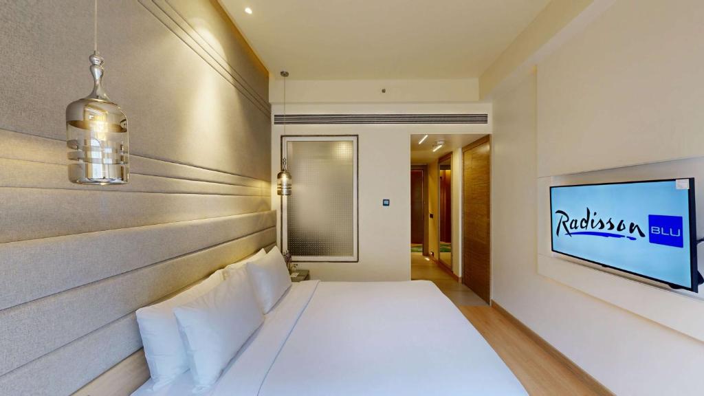 TV a/nebo společenská místnost v ubytování Radisson Blu Towers Kaushambi Delhi NCR