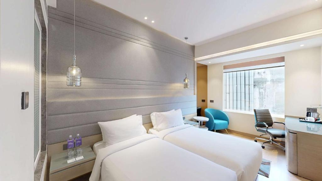 Postel nebo postele na pokoji v ubytování Radisson Blu Towers Kaushambi Delhi NCR