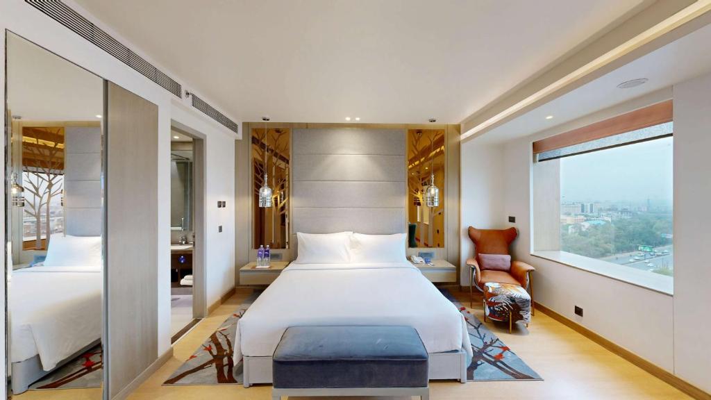 Postel nebo postele na pokoji v ubytování Radisson Blu Towers Kaushambi Delhi NCR