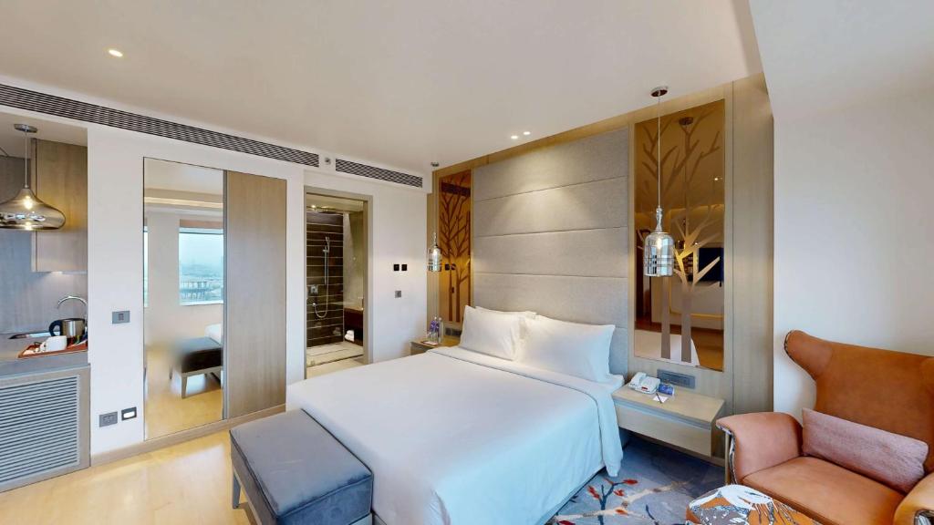 Postel nebo postele na pokoji v ubytování Radisson Blu Towers Kaushambi Delhi NCR