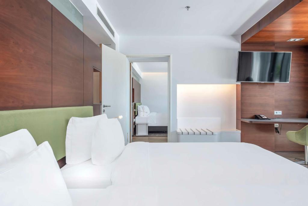 Rúm í herbergi á Radisson Blu Iveria Hotel