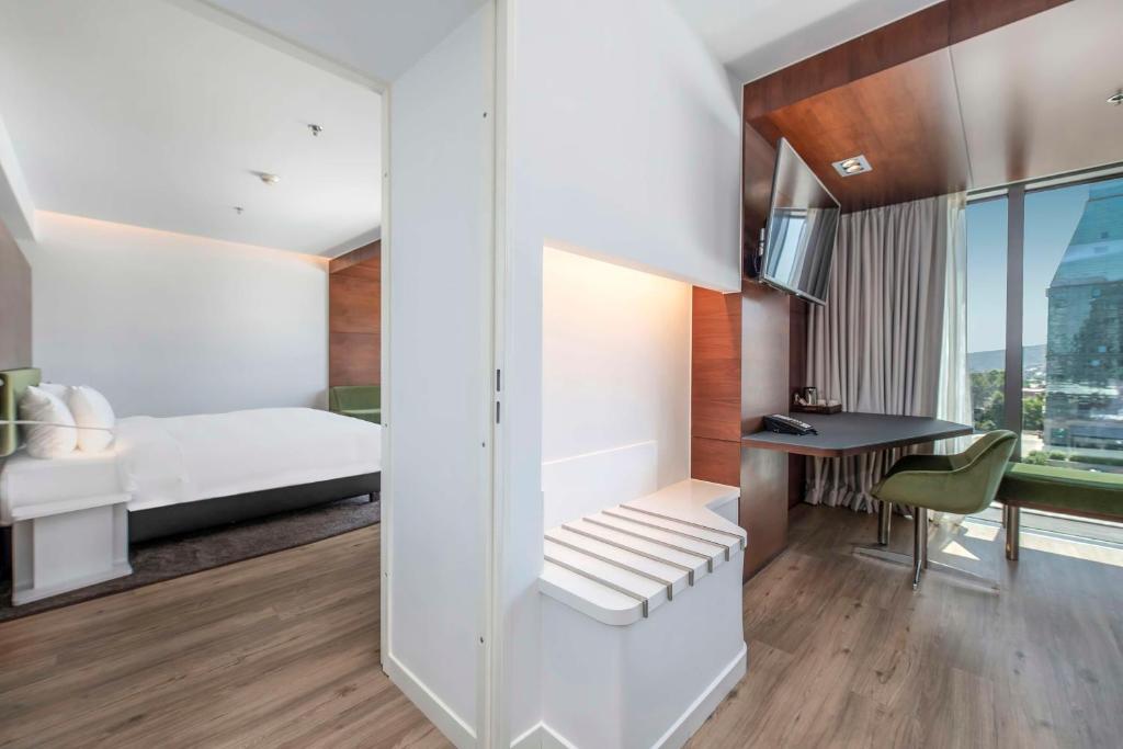 Rúm í herbergi á Radisson Blu Iveria Hotel