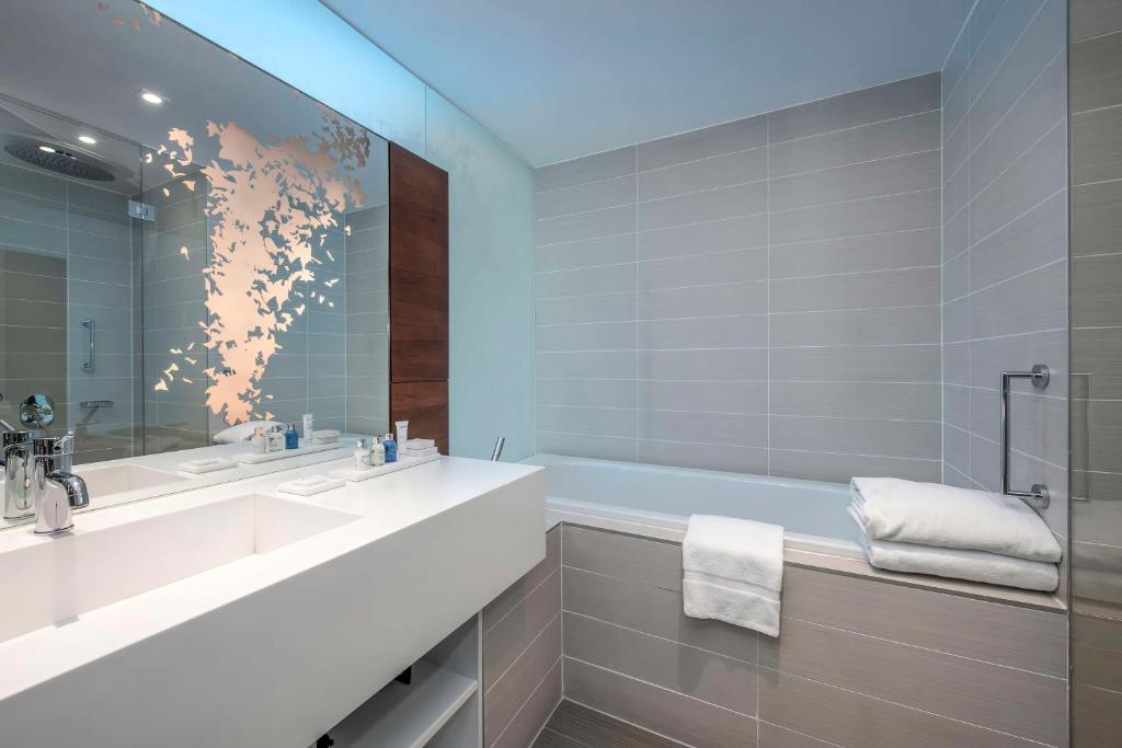 Baðherbergi á Radisson Blu Iveria Hotel