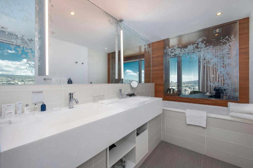 Baðherbergi á Radisson Blu Iveria Hotel