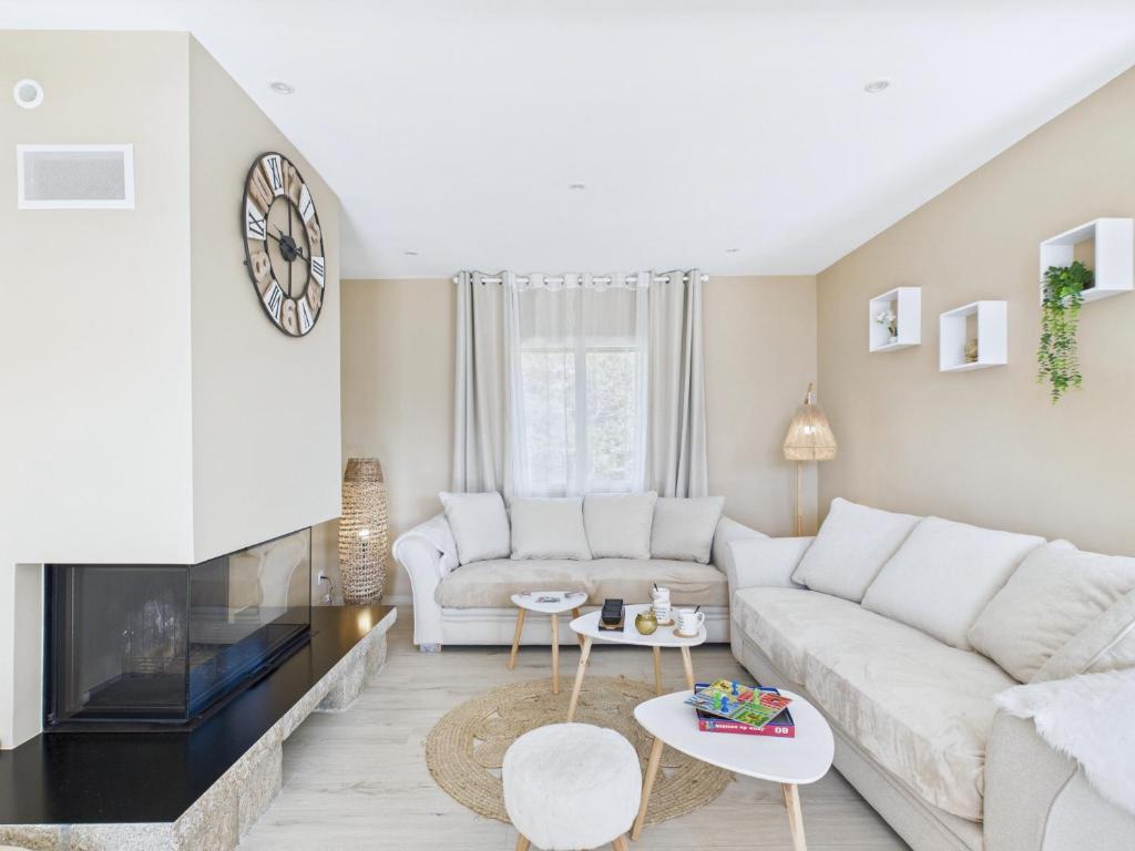 un salon avec un canapé blanc et une table dans l'établissement Maison familiale 7 personnes à 150m de la mer, à Plouguerneau