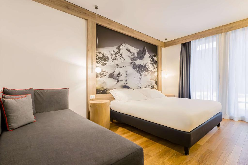 Postel nebo postele na pokoji v ubytování NH Collection Alagna Mirtillo Rosso