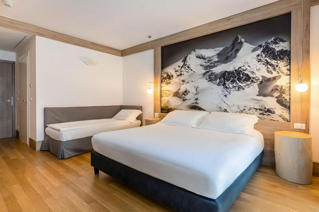 Postel nebo postele na pokoji v ubytování NH Collection Alagna Mirtillo Rosso