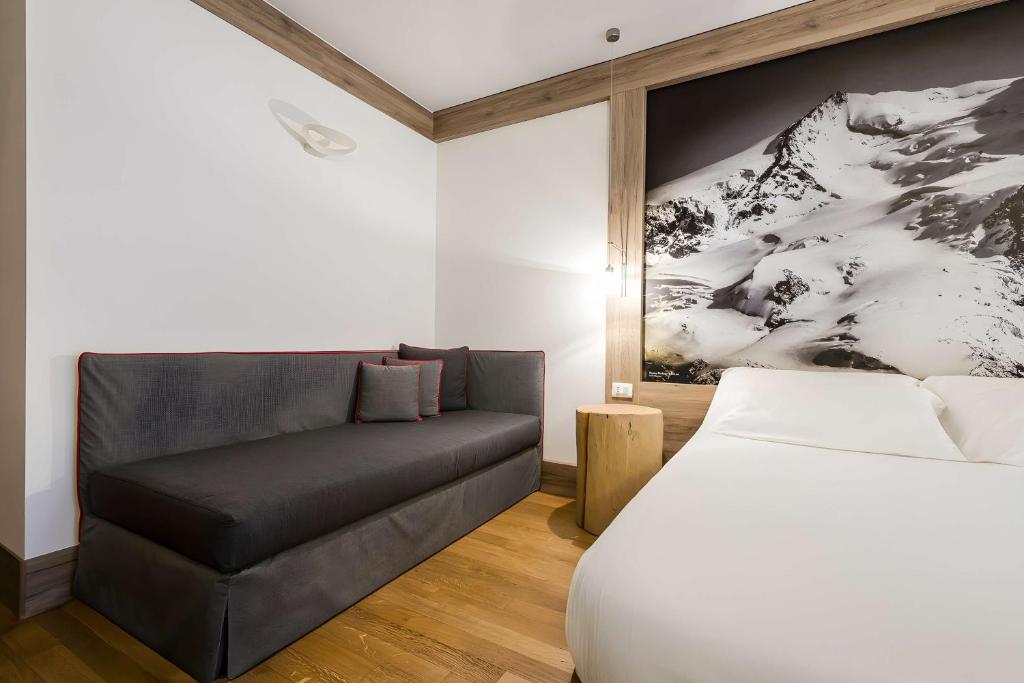 Postel nebo postele na pokoji v ubytování NH Collection Alagna Mirtillo Rosso