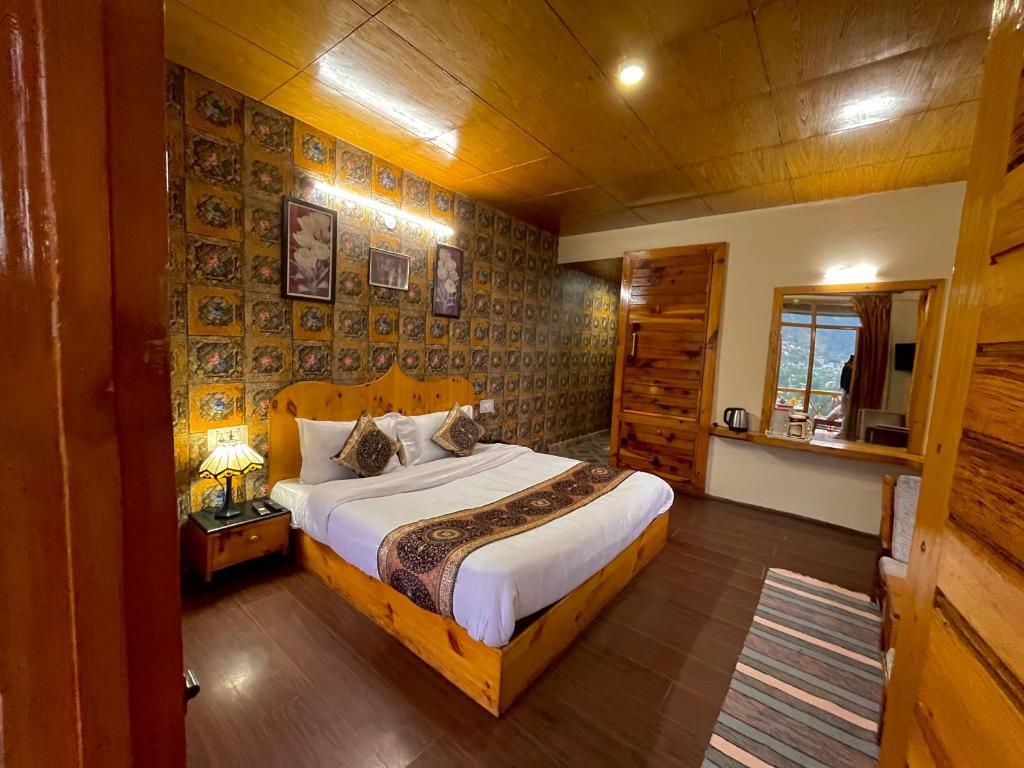 Postel nebo postele na pokoji v ubytování The Kempty Osasis - A Boutique Resort With Scenic Mountain View in Mussoorie