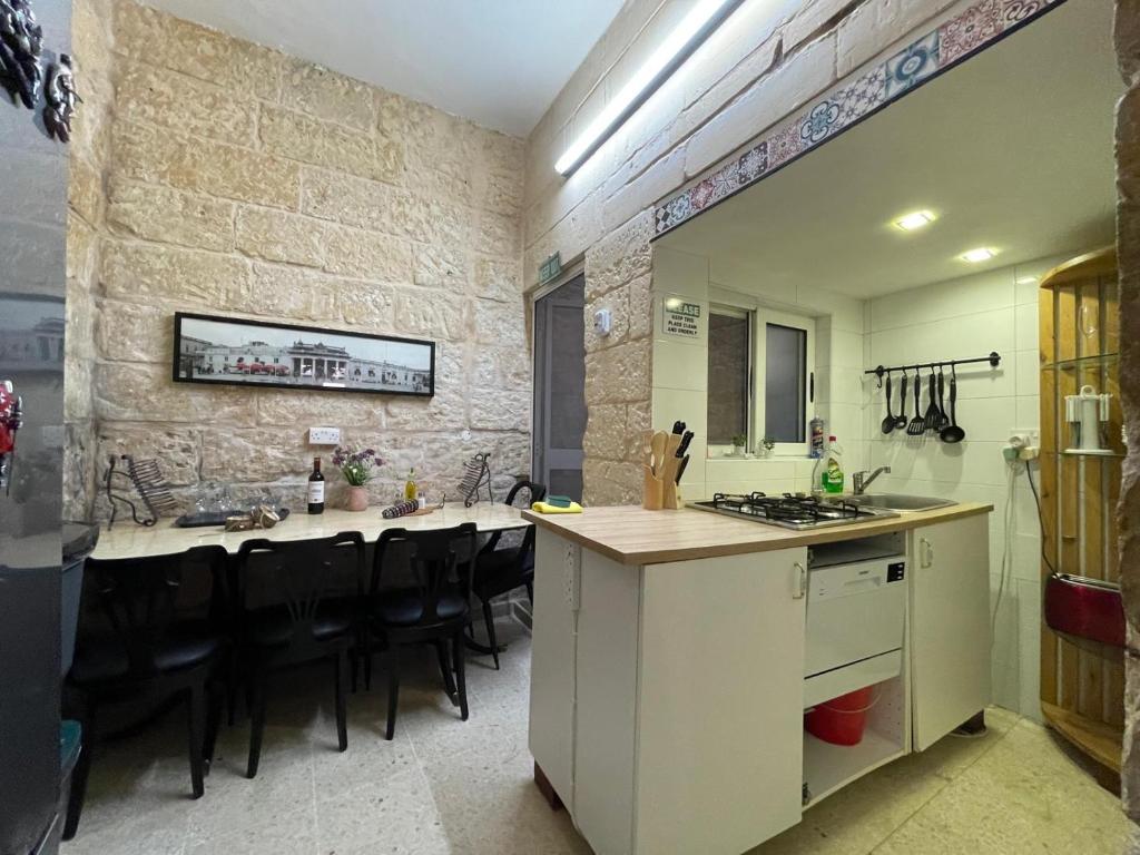 Kuchyň nebo kuchyňský kout v ubytování Sliema Townhouse for 12, July Deal, Historic Charm, Steps to Seafront View & Bars & Promenade