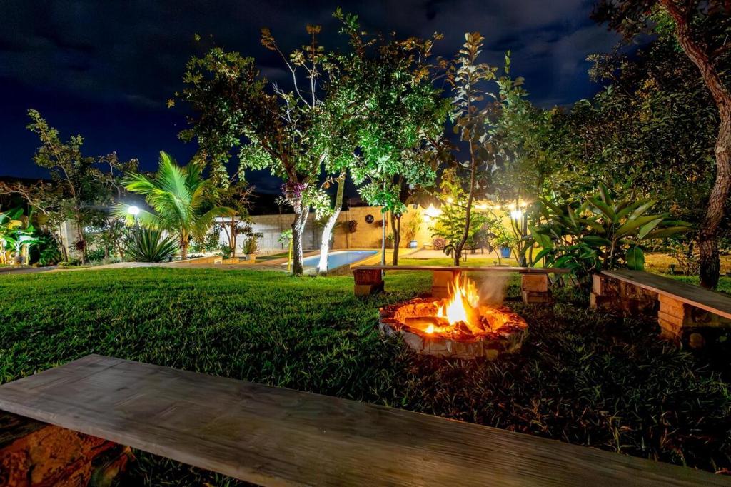 a fire pit in a park at night at Espaço 27 - vista para a Serra de Caldas in Caldas Novas