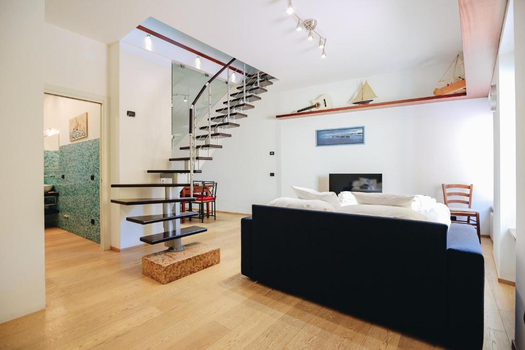 sala de estar con sofá y escalera de caracol en SG Luxury - My Harbour Stay, en Peschiera del Garda