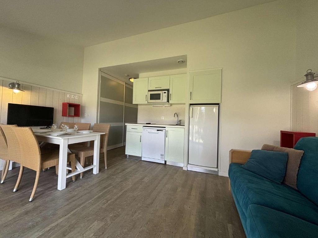 une cuisine et un salon avec une table et un canapé dans l'établissement Appt 2 pièces ILE DE RE - SAINT MARTIN DE RE - IDR400-054, à Saint-Martin-de-Ré