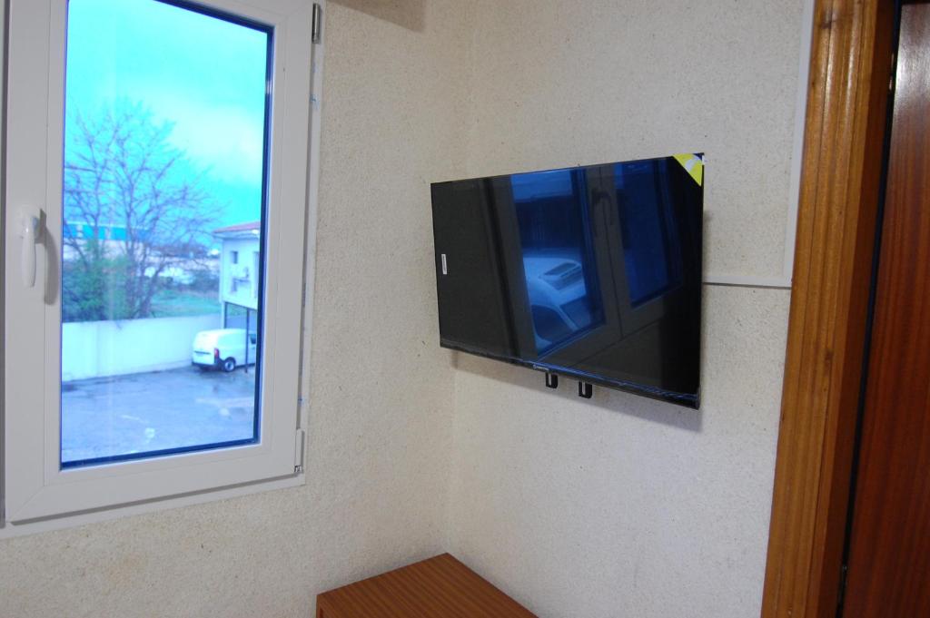 TV a/nebo společenská místnost v ubytování El Hostal 36