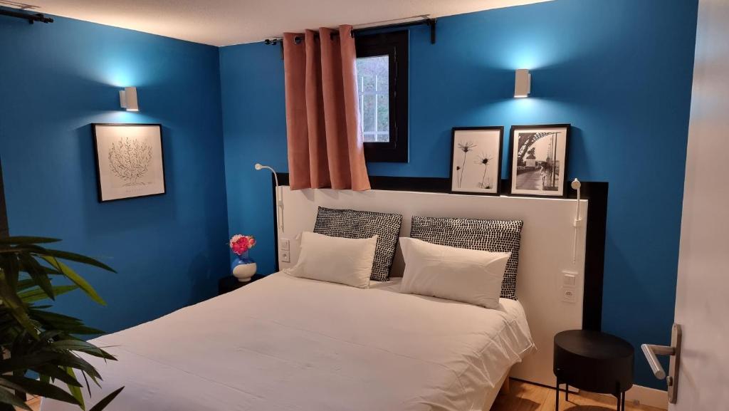 - une chambre avec des murs bleus et un lit dans l'établissement Brit Hotel Marseille Aéroport, aux Pennes-Mirabeau