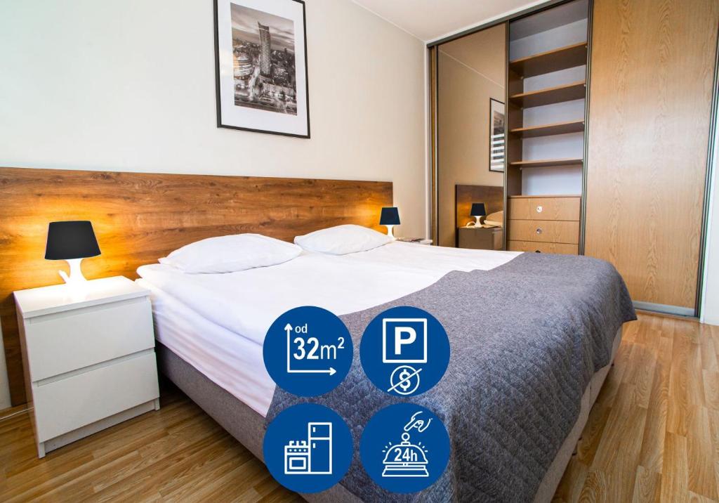 Un pat sau paturi într-o cameră la Warsaw Apartments - Apartamenty Wilanów