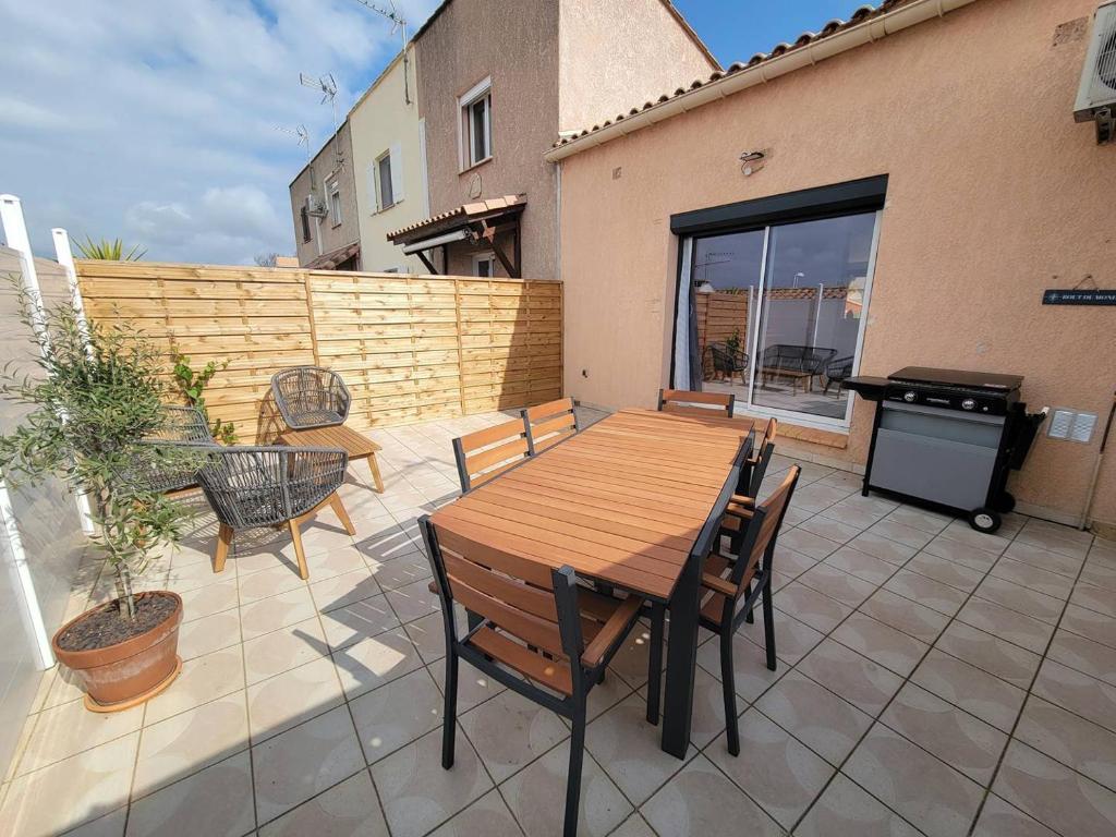 Μπαλκόνι ή βεράντα στο Belle villa climatisée avec Wifi, 2 chambres et jolie terrasse aménagée, à 3km de la plage à PORTIRAGNES LXCHARD7