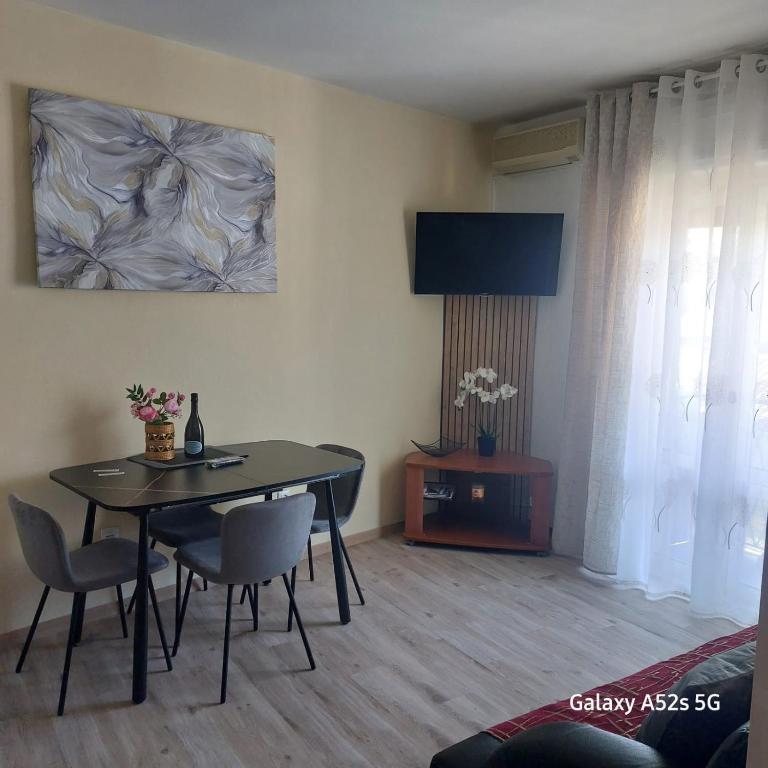 a dining room with a table and chairs in a room at NATALI Appartamens Rosa in Malcesine