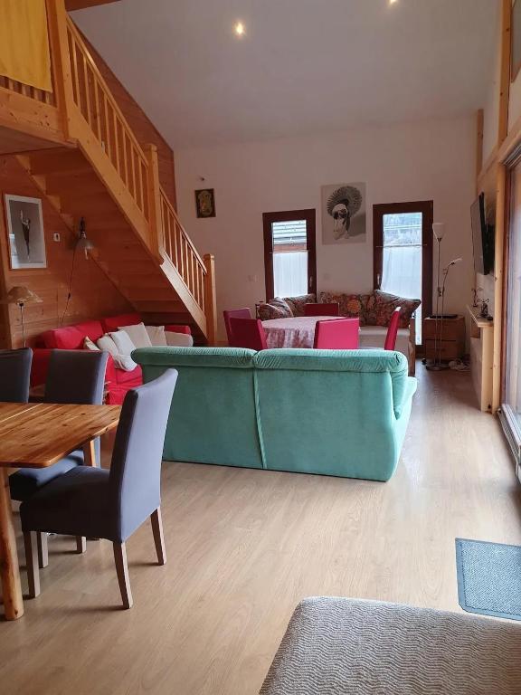un salon avec un canapé et une table dans l'établissement Appartement spacieux à Séez 130 m², proche des montagnes, à Séez