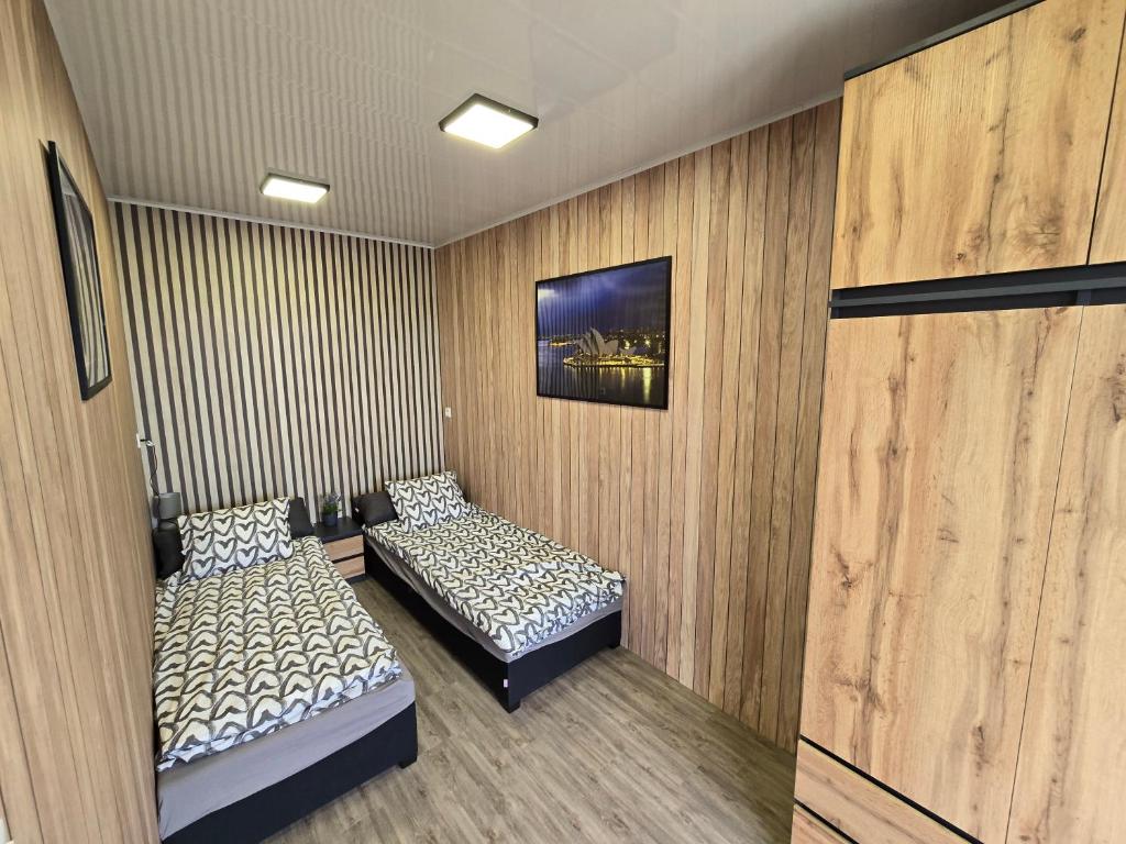 Ένα ή περισσότερα κρεβάτια σε δωμάτιο στο Nowy York - Sauna - Jacuzzi - Najczystsze jezioro PL - SPA - STYRUŚ