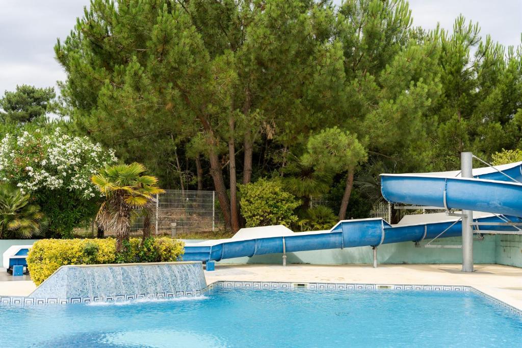 Bazén v ubytování Camping La Pointe du Médoc nebo v jeho okolí