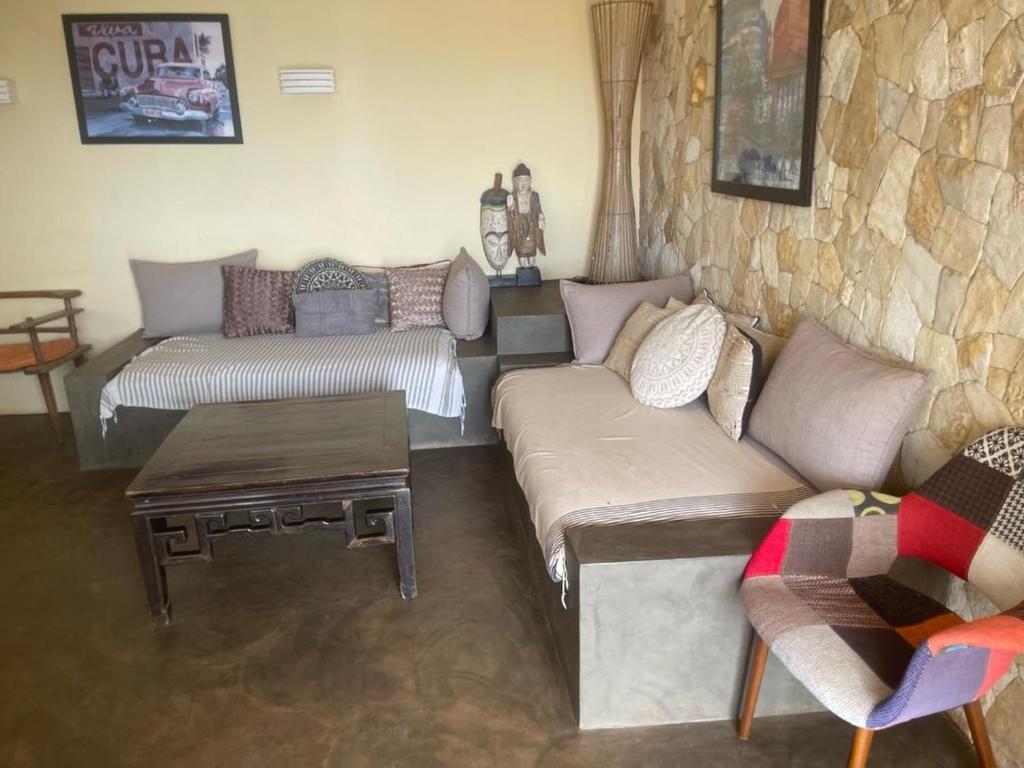 Un lugar para sentarse en Villa Bou Rafet avec vue sur mer