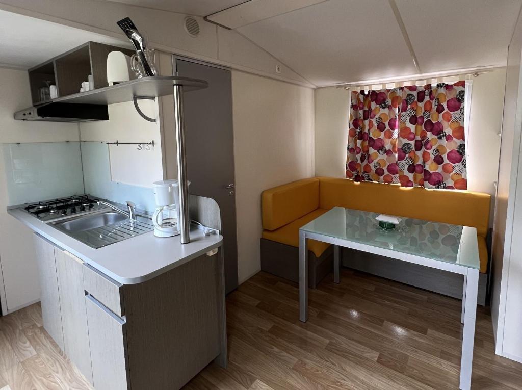 Kuchyň nebo kuchyňský kout v ubytování Camping La Pointe du Médoc