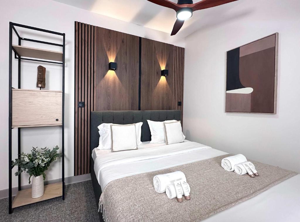 une chambre avec un lit avec deux serviettes dessus dans l'établissement Porte de Versailles - Studio pour 2, à Paris