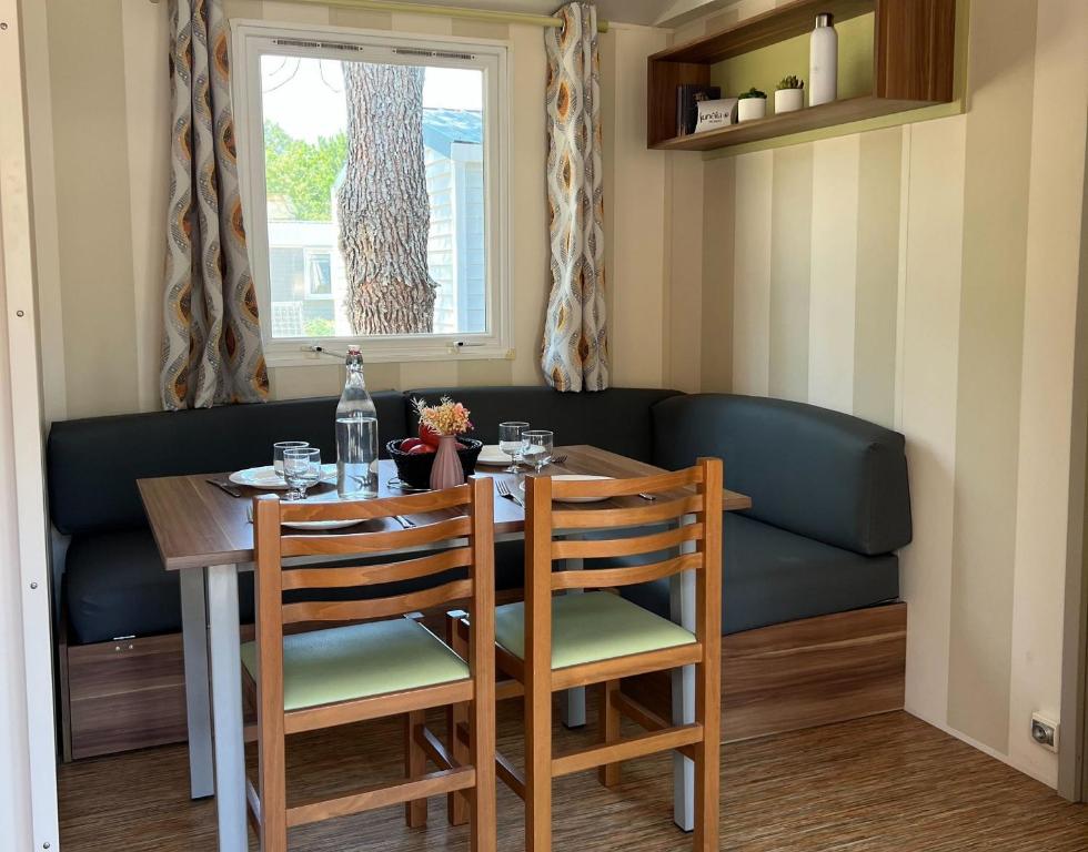 Posezení v ubytování Camping La Pointe du Médoc